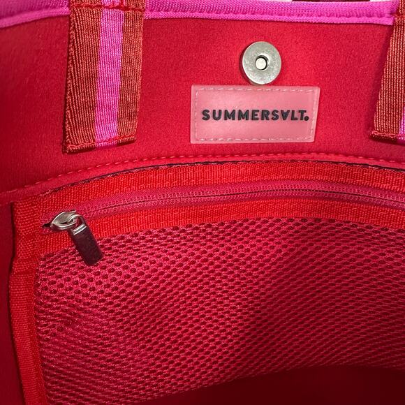 Summersalt The Perfect Beach Tote in Hibiscus & Lava Neoprene - Picture 4 of 9